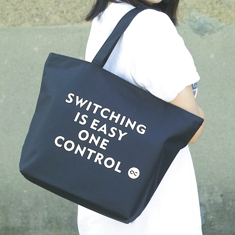One Control ファスナー付きトートバッグ (Switching is Easy プリント) ブラック